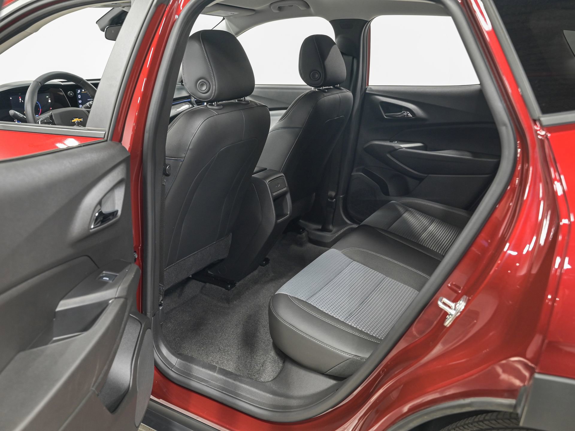 Used 2025 Chevrolet Trax LT w/ LT Convenience Package FWD image 26