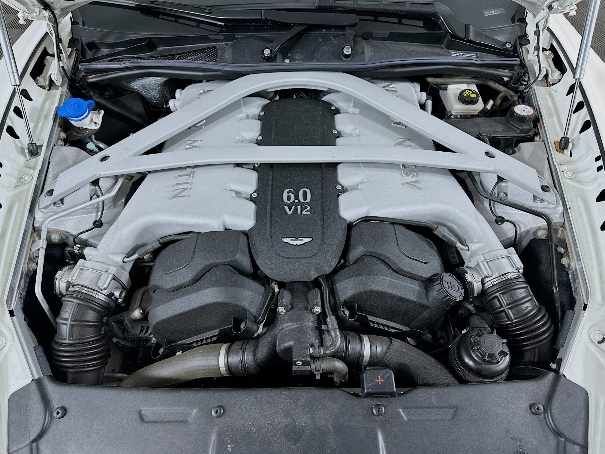 Used 2015 Aston Martin DB9 Volante image 28