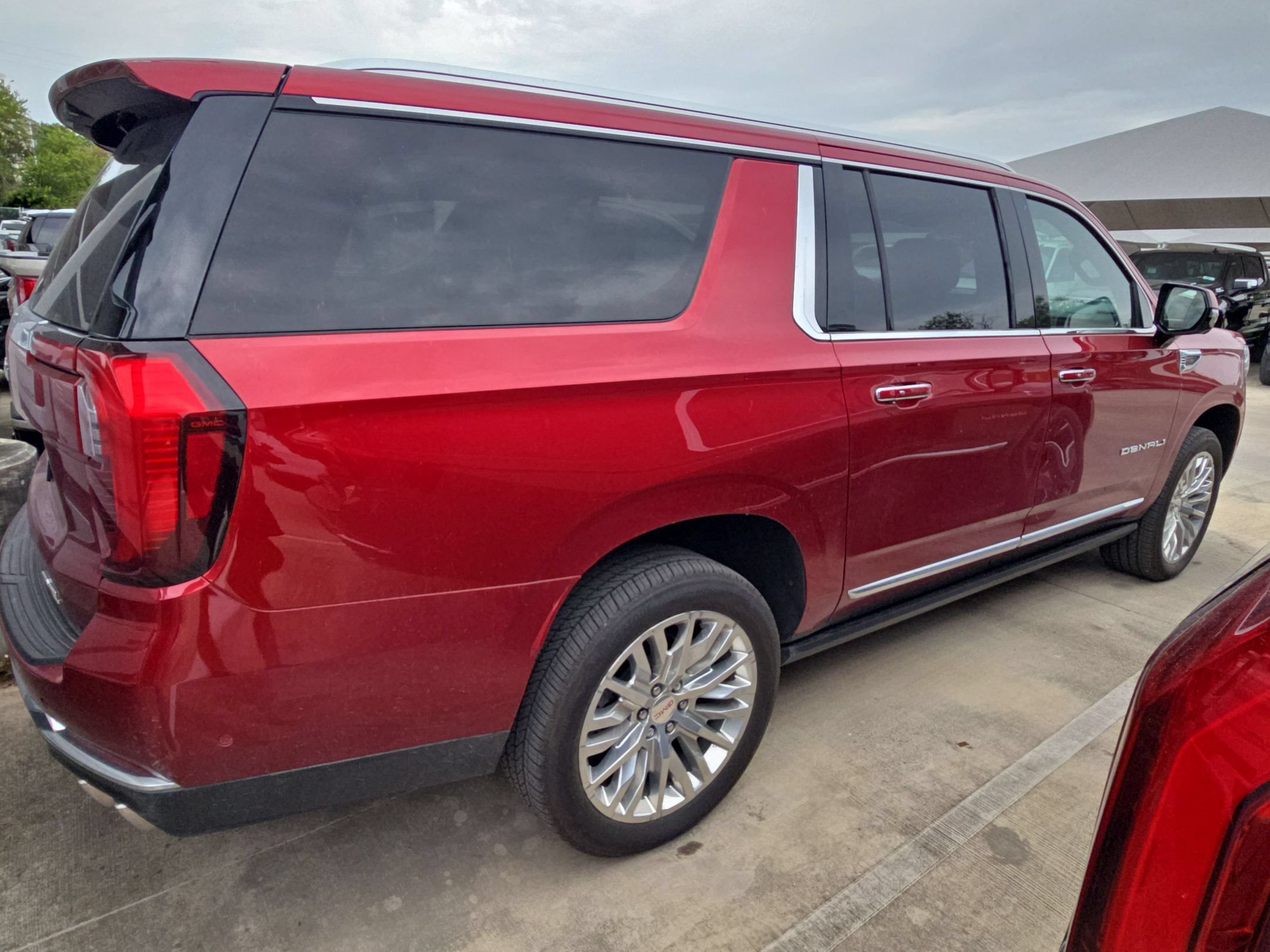 Used 2025 GMC Yukon XL Denali w/ Sun & Power Step Package AWD/4WD image 8