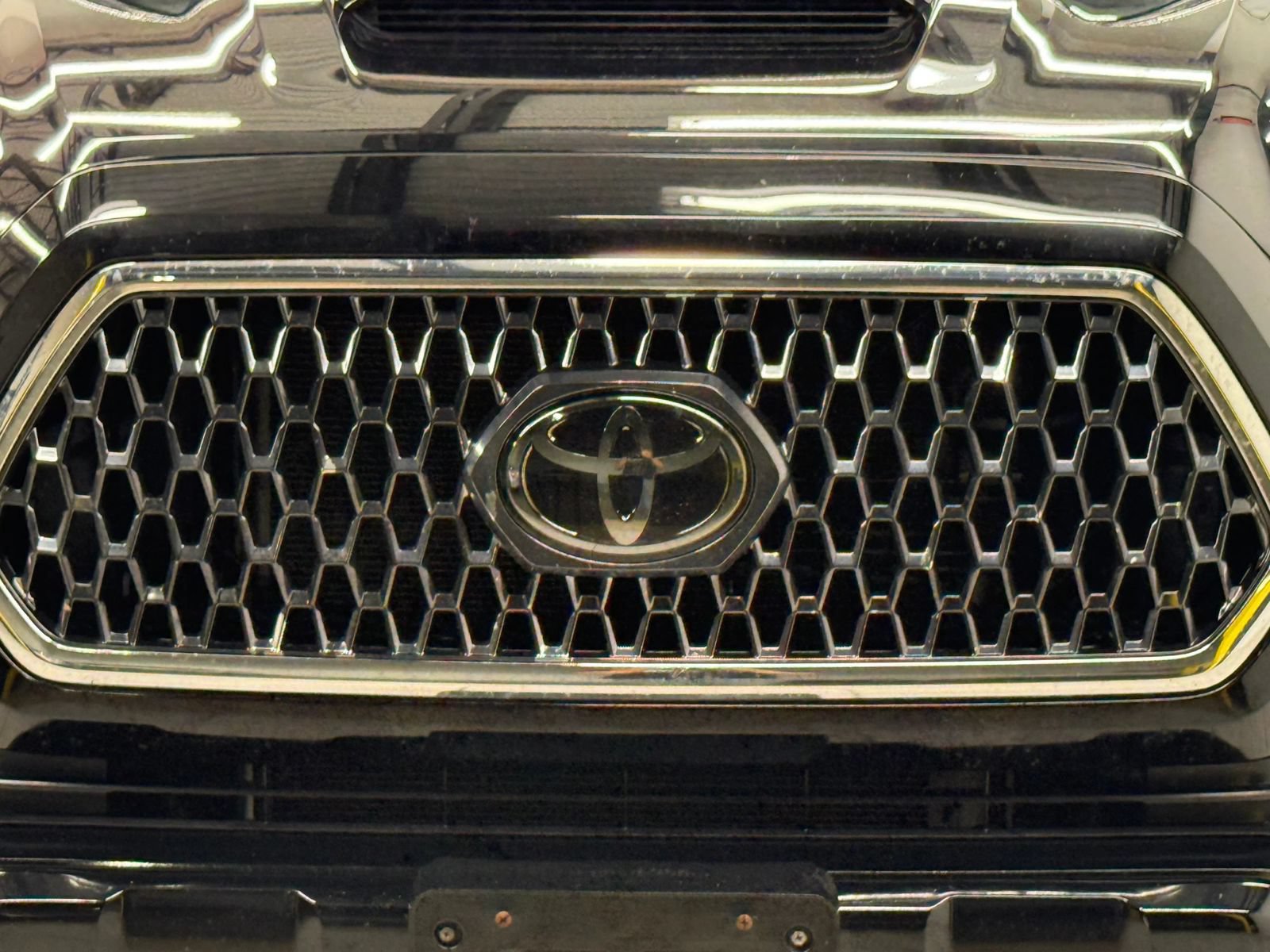 Used 2018 Toyota Tacoma TRD Sport AWD/4WD image 5