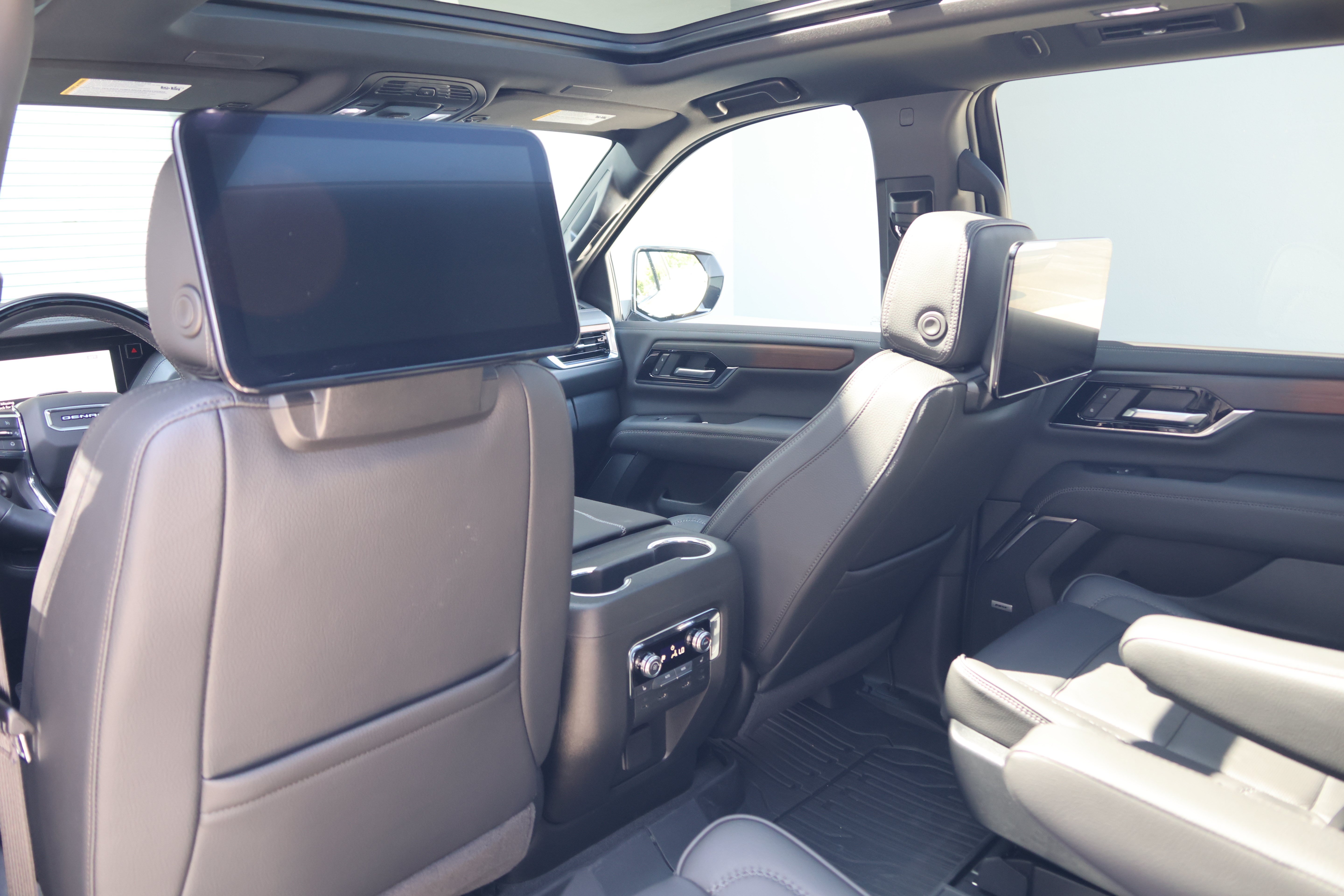 Used 2025 GMC Yukon Denali w/ Denali Reserve Package AWD/4WD image 35