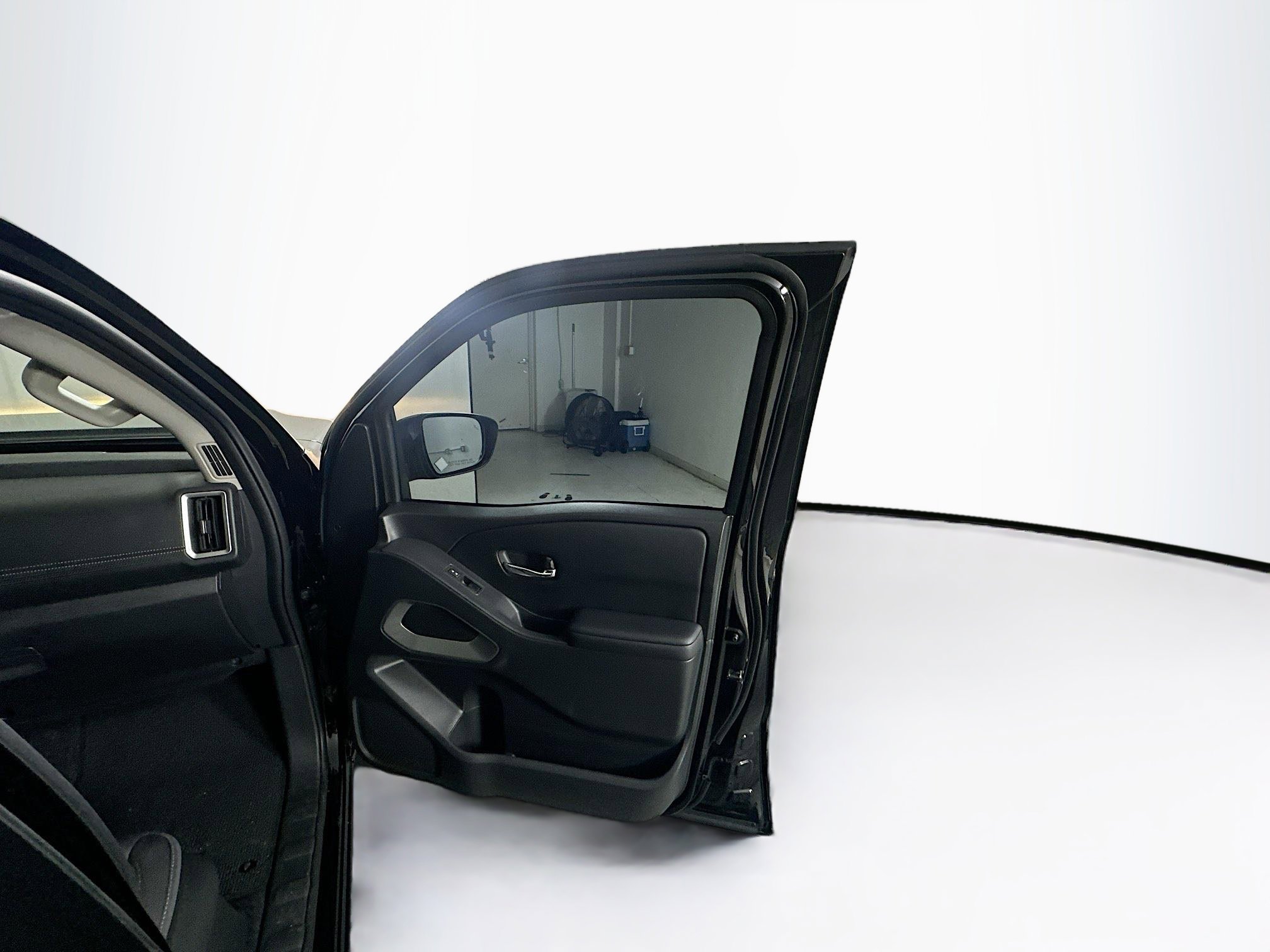 Used 2025 Nissan Frontier SV image 30