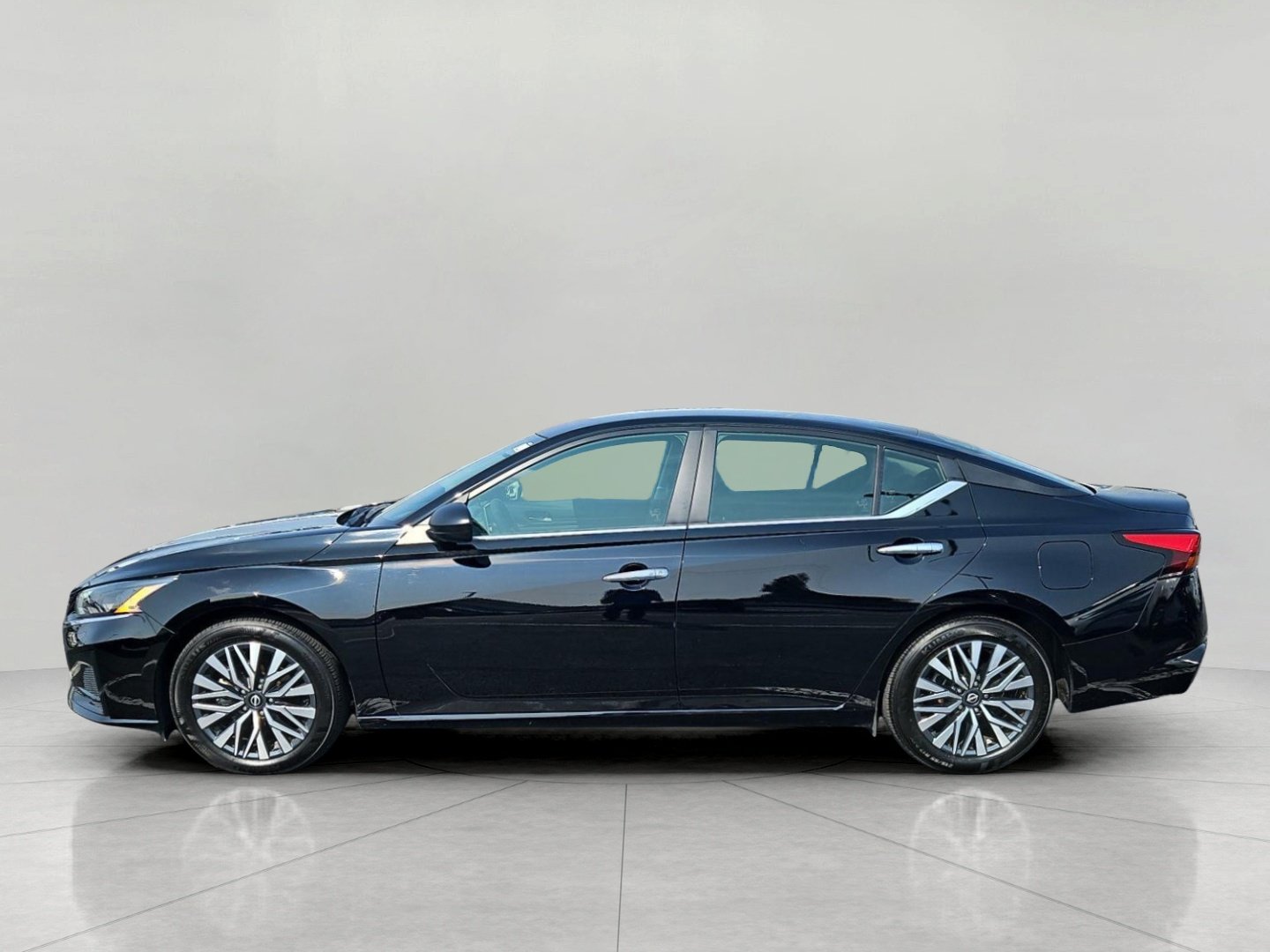 Used 2025 Nissan Altima 2.5 SV FWD image 5