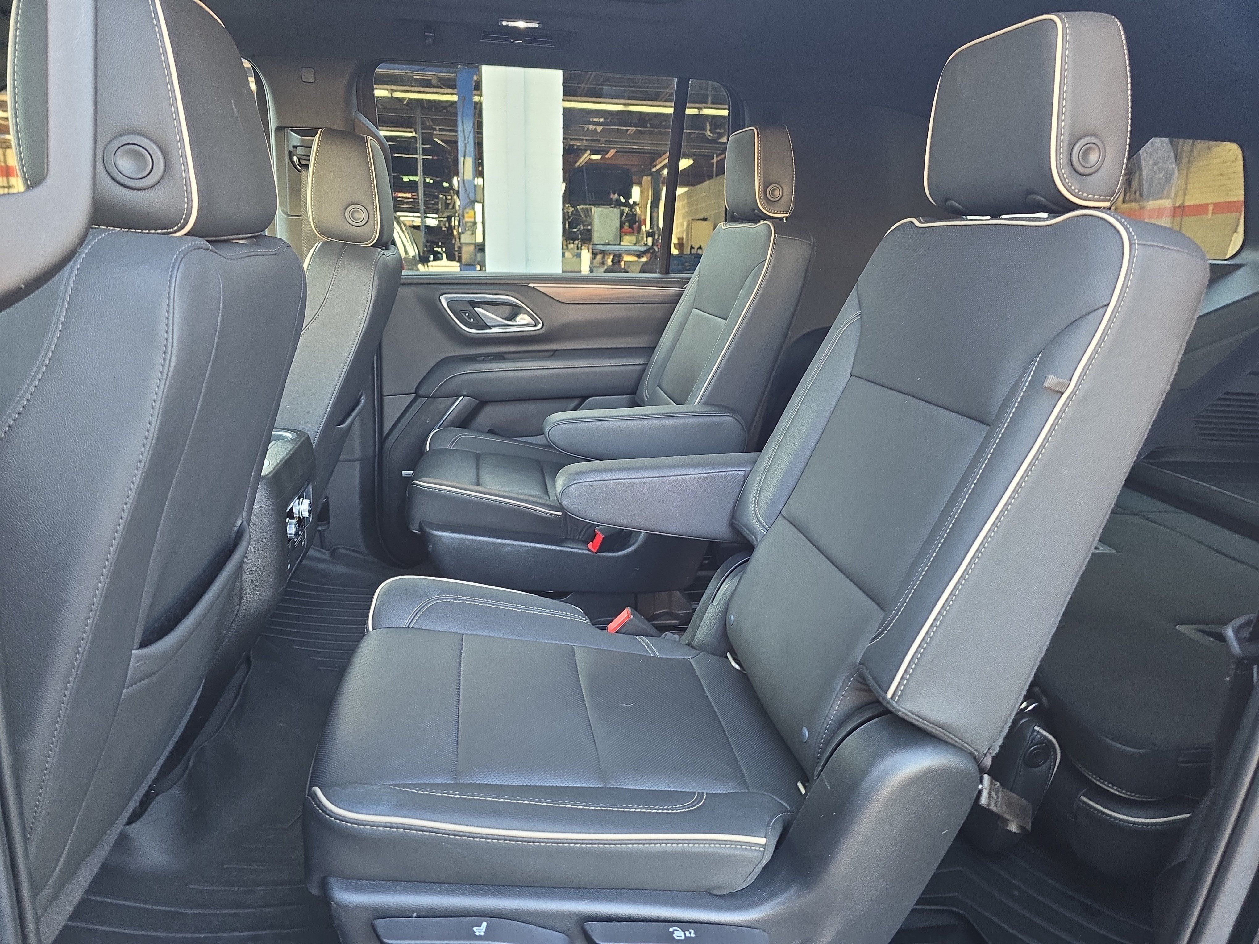 Used 2022 GMC Yukon XL SLT w/ SLT Premium Package AWD/4WD image 15