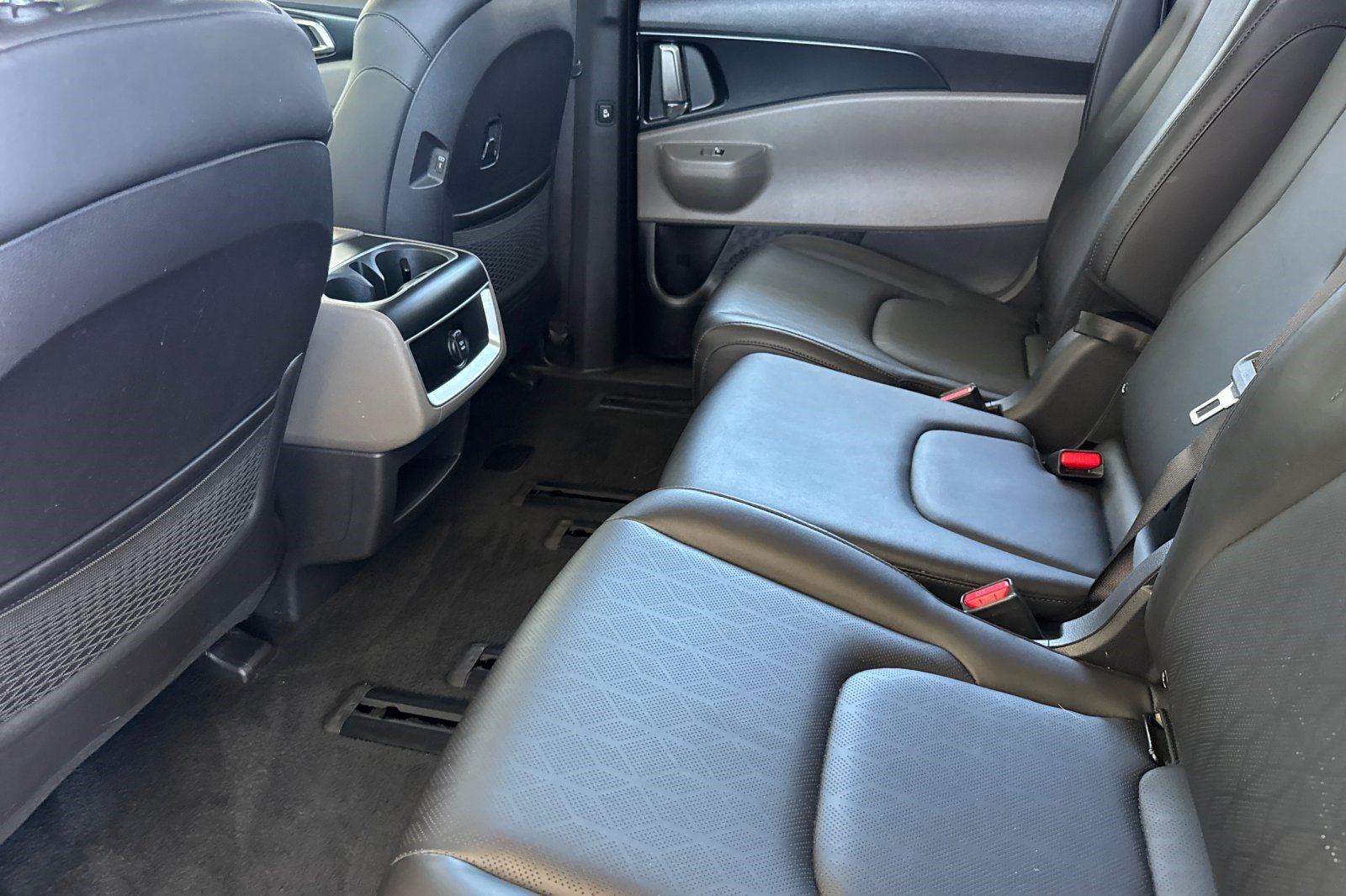 Used 2026 Kia Carnival FWD image 27