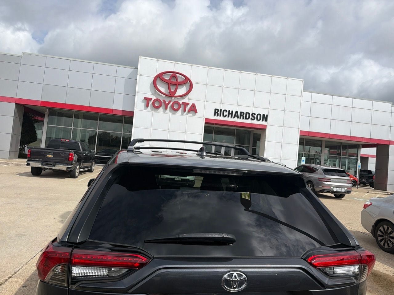 Used 2021 Toyota RAV4 XLE Premium FWD image 6