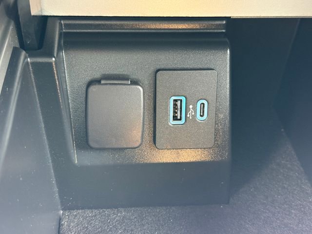 Used 2022 Ford Explorer XLT w/ Equipment Group 202A AWD/4WD image 18