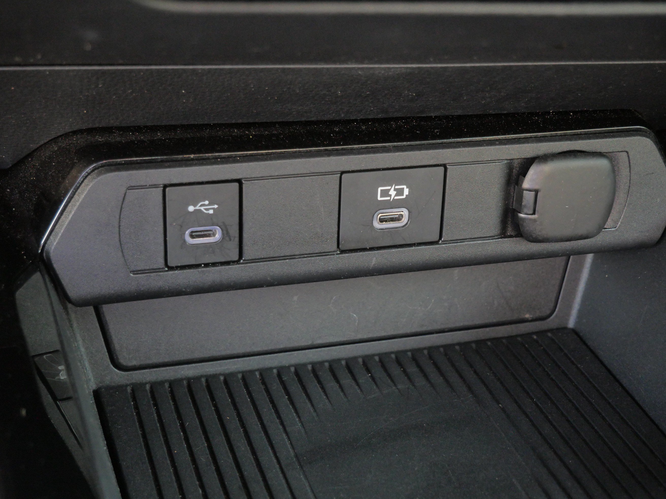 Certified 2025 Toyota Prius LE FWD image 31