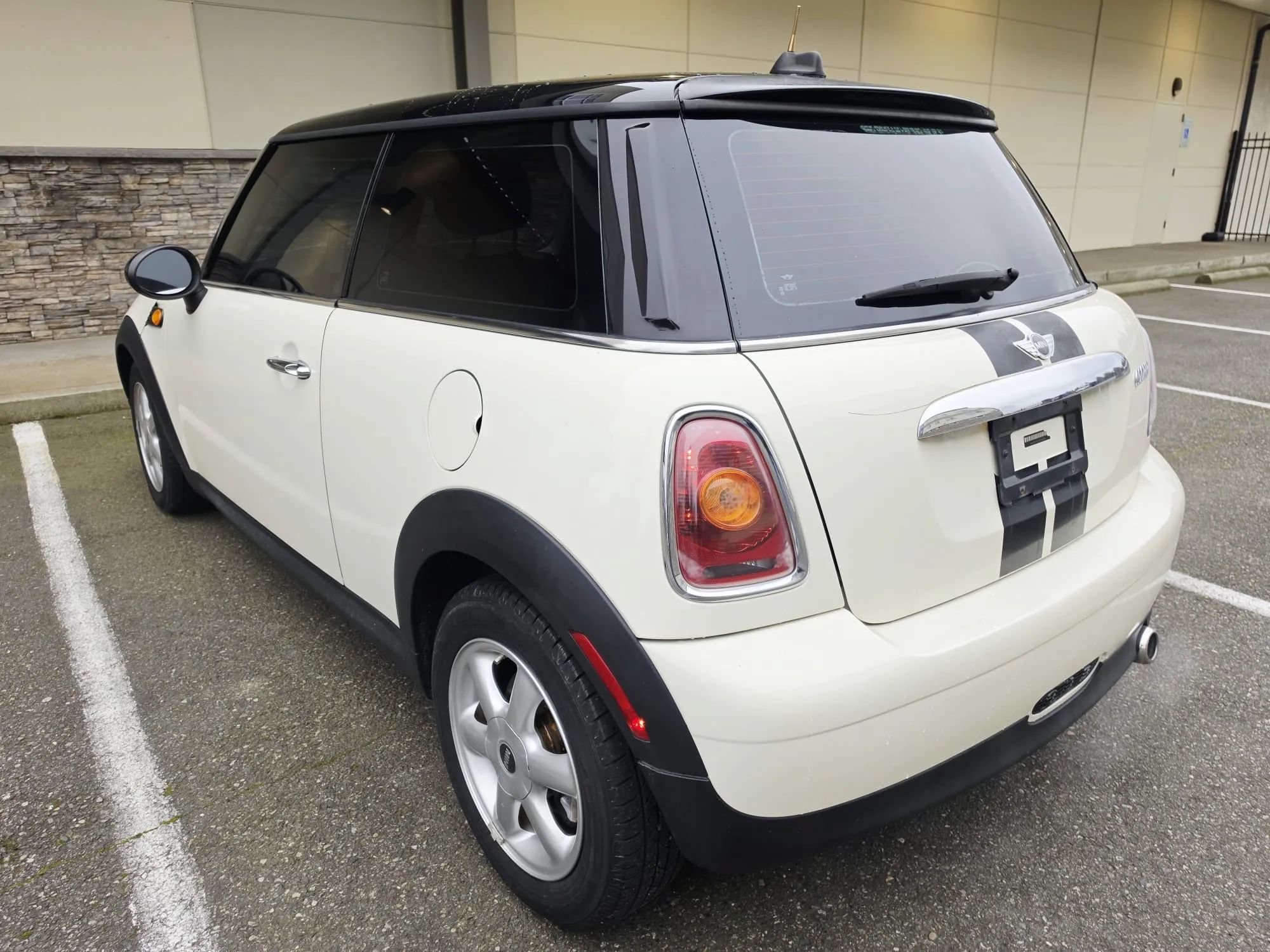 Used 2010 MINI Cooper Hardtop FWD image 3