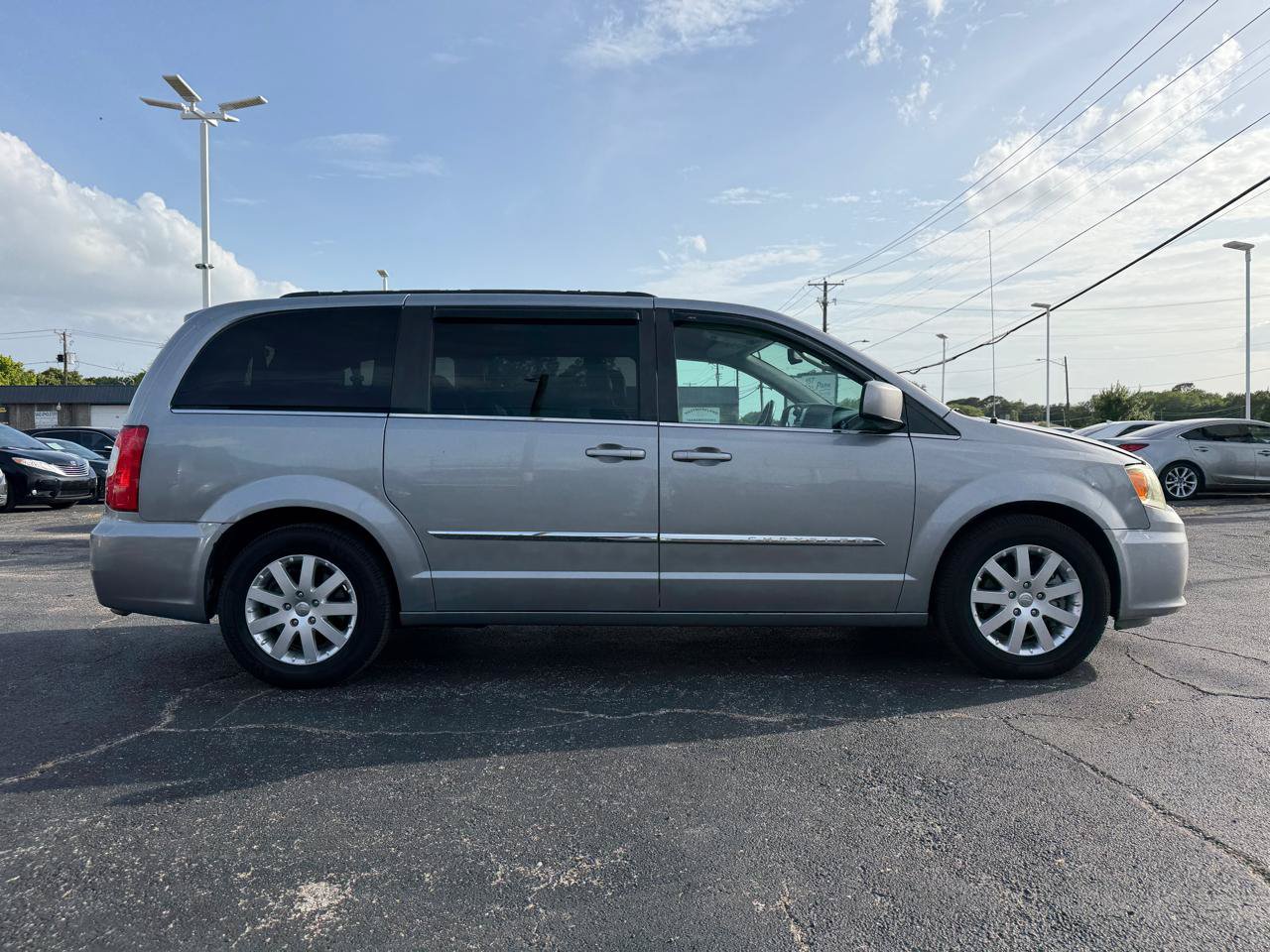 Used 2015 Chrysler Town & Country Touring FWD image 4