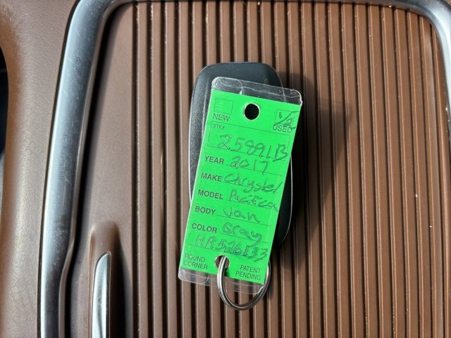 Used 2017 Chrysler Pacifica Limited w/ UConnect Theater Package image 32