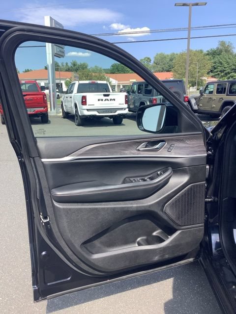 Certified 2023 Jeep Grand Cherokee Limited AWD/4WD image 18
