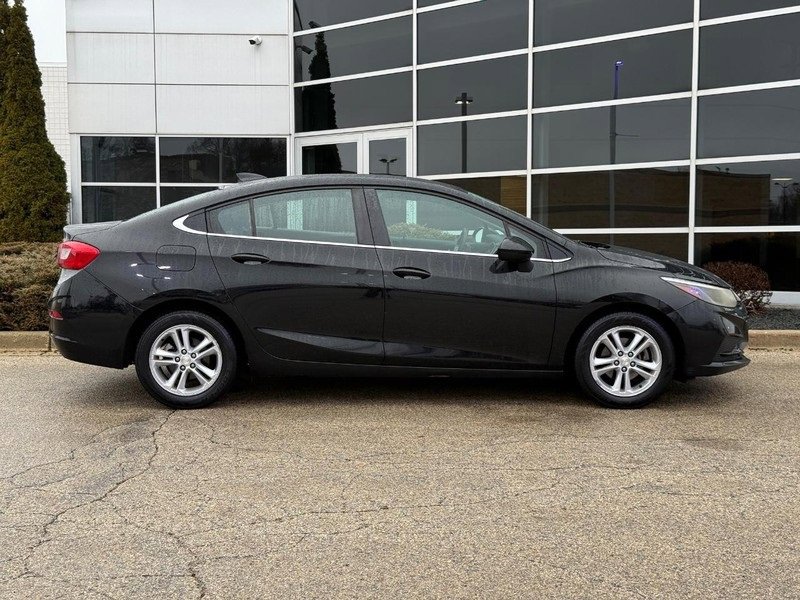 Used 2017 Chevrolet Cruze LT image 2