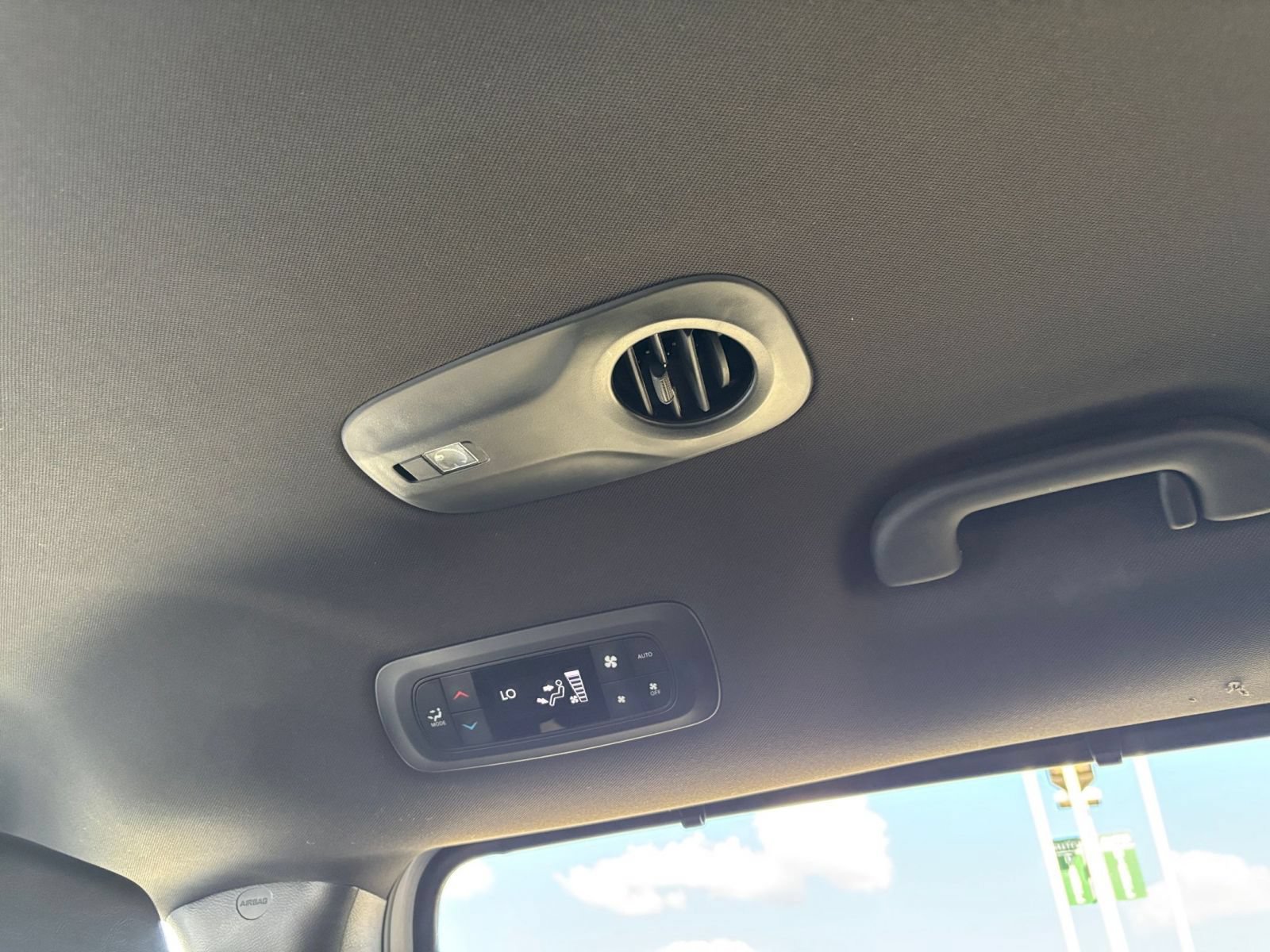 Used 2025 Chrysler Pacifica Select FWD image 24