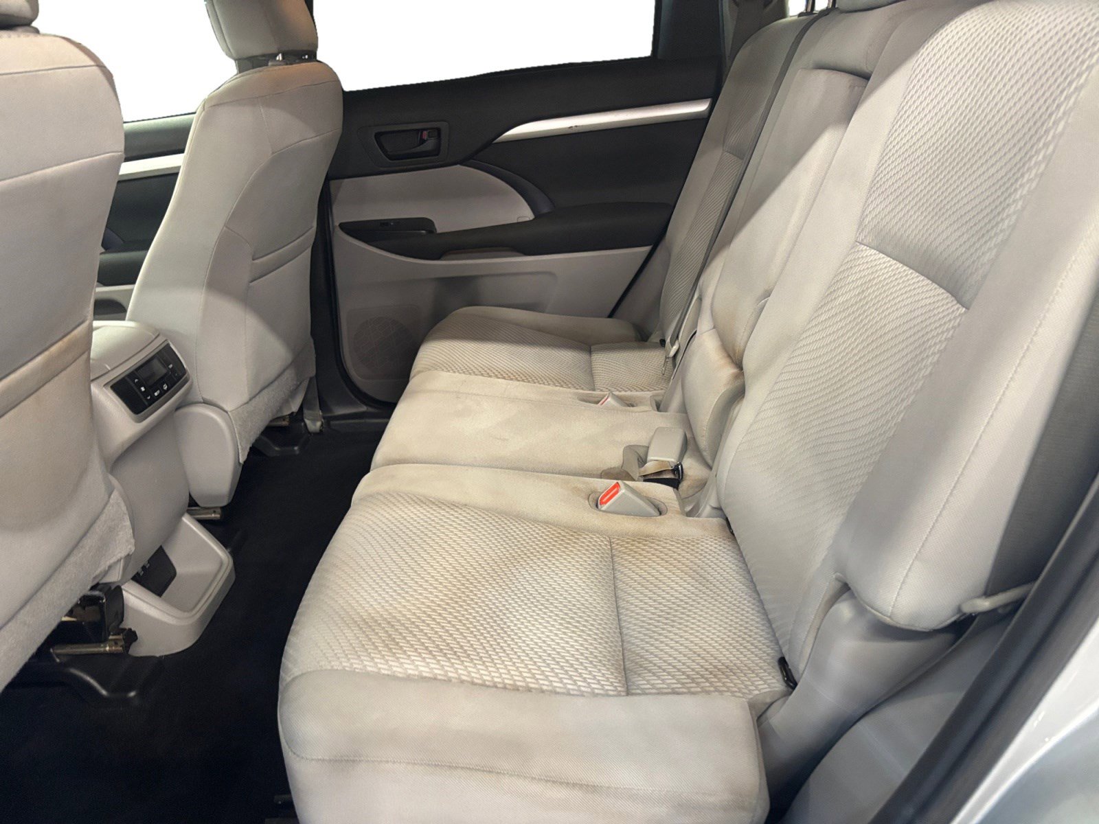Used 2019 Toyota Highlander LE FWD image 13