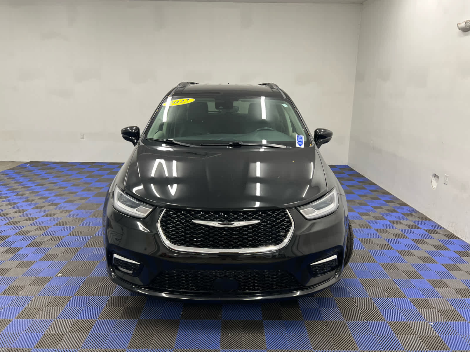 Used 2022 Chrysler Pacifica Touring-L image 15