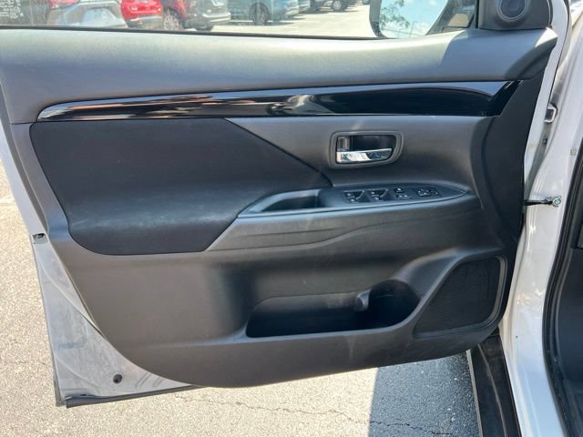 Used 2020 Mitsubishi Outlander ES FWD image 24