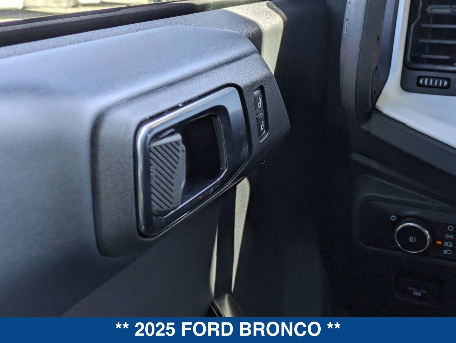New 2025 Ford Bronco Heritage Edition AWD/4WD image 28