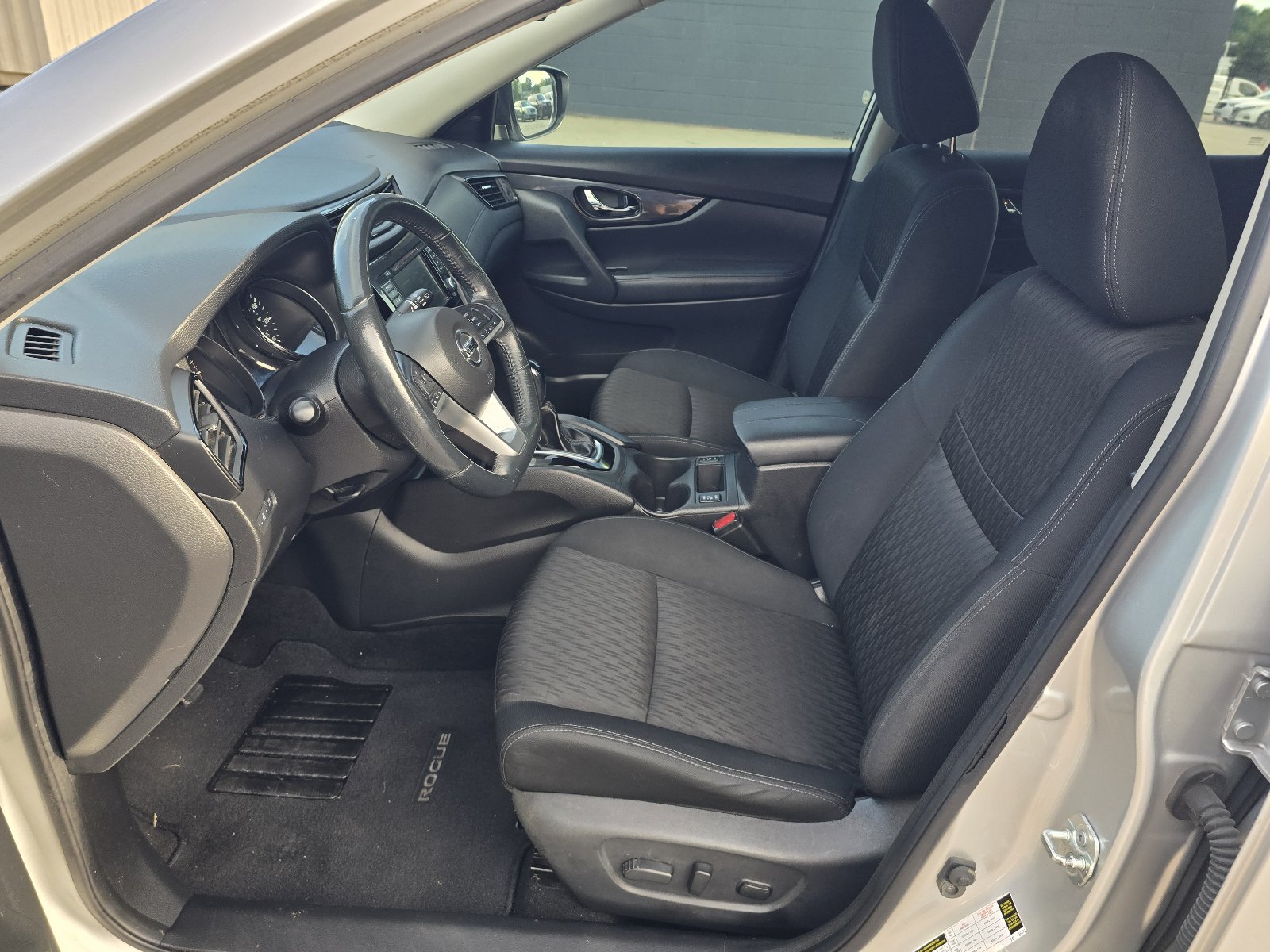 Used 2018 Nissan Rogue SV FWD image 12