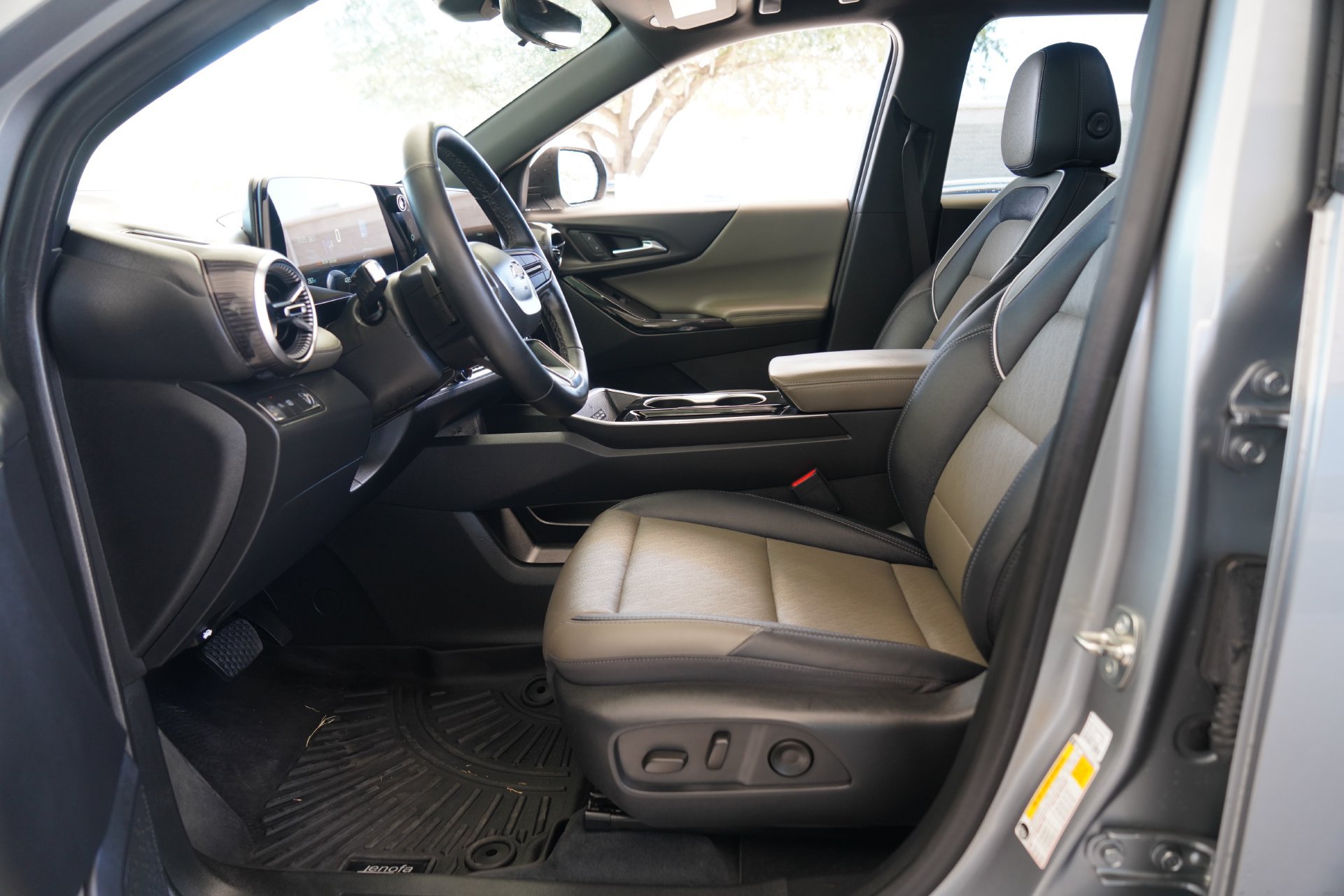 Used 2025 Chevrolet Equinox LT w/ Convenience Package II FWD image 9