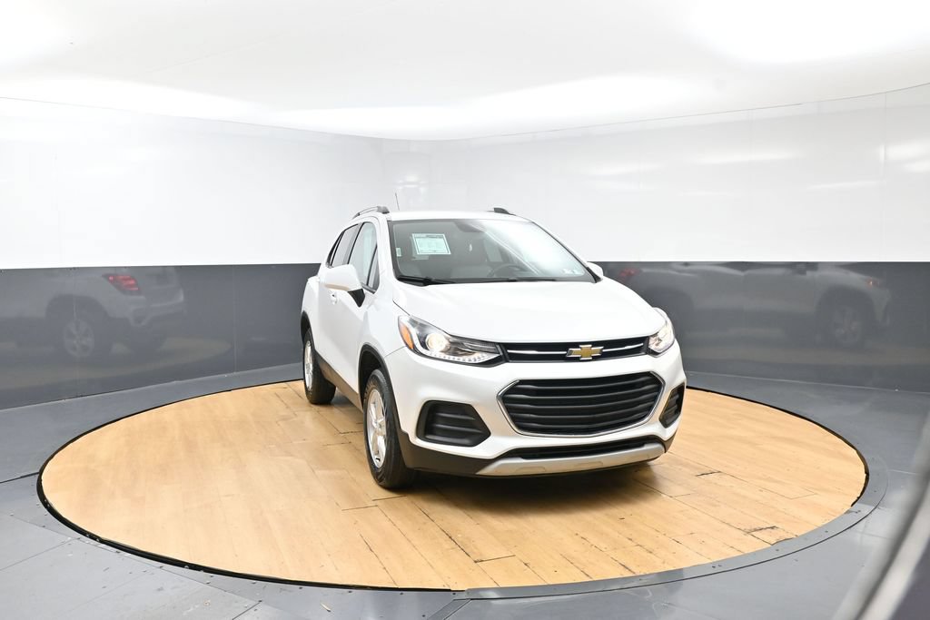 Used 2022 Chevrolet Trax LT w/ LT Convenience Package AWD/4WD image 3