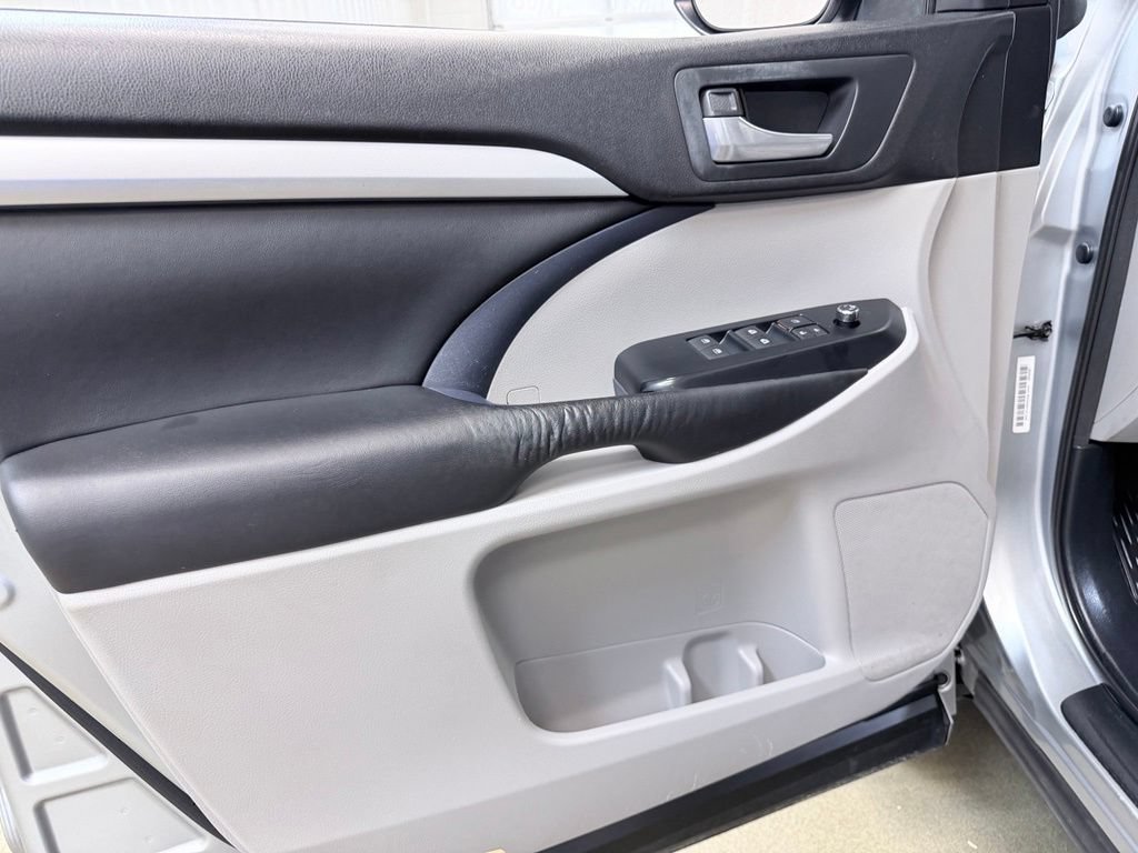 Used 2015 Toyota Highlander XLE AWD/4WD image 8