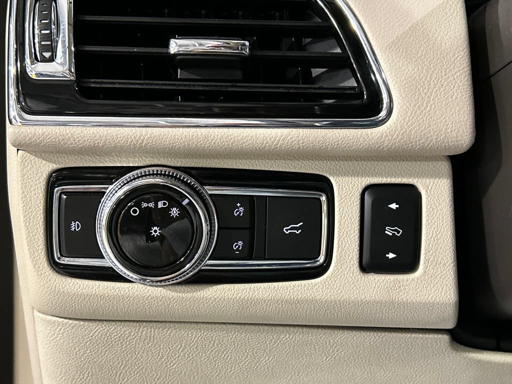 Used 2020 Lincoln Navigator L Reserve w/ Luxury Package AWD/4WD image 20