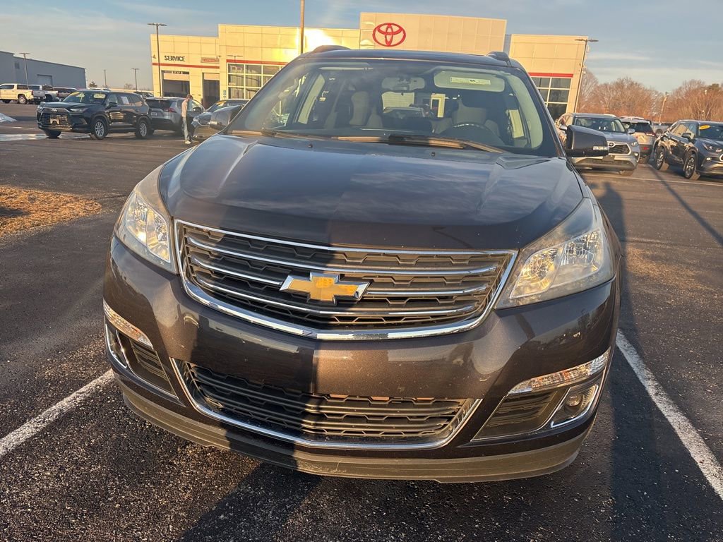 Used 2017 Chevrolet Traverse LT w/ Style and Technology Package image 2