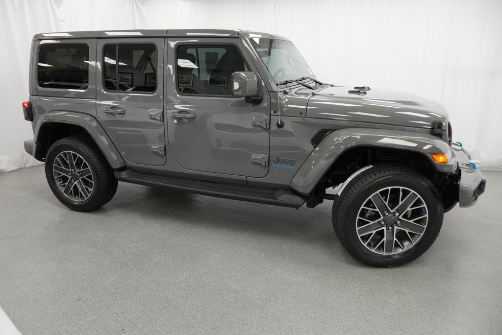 Used 2023 Jeep Wrangler Unlimited Sahara AWD/4WD image 17