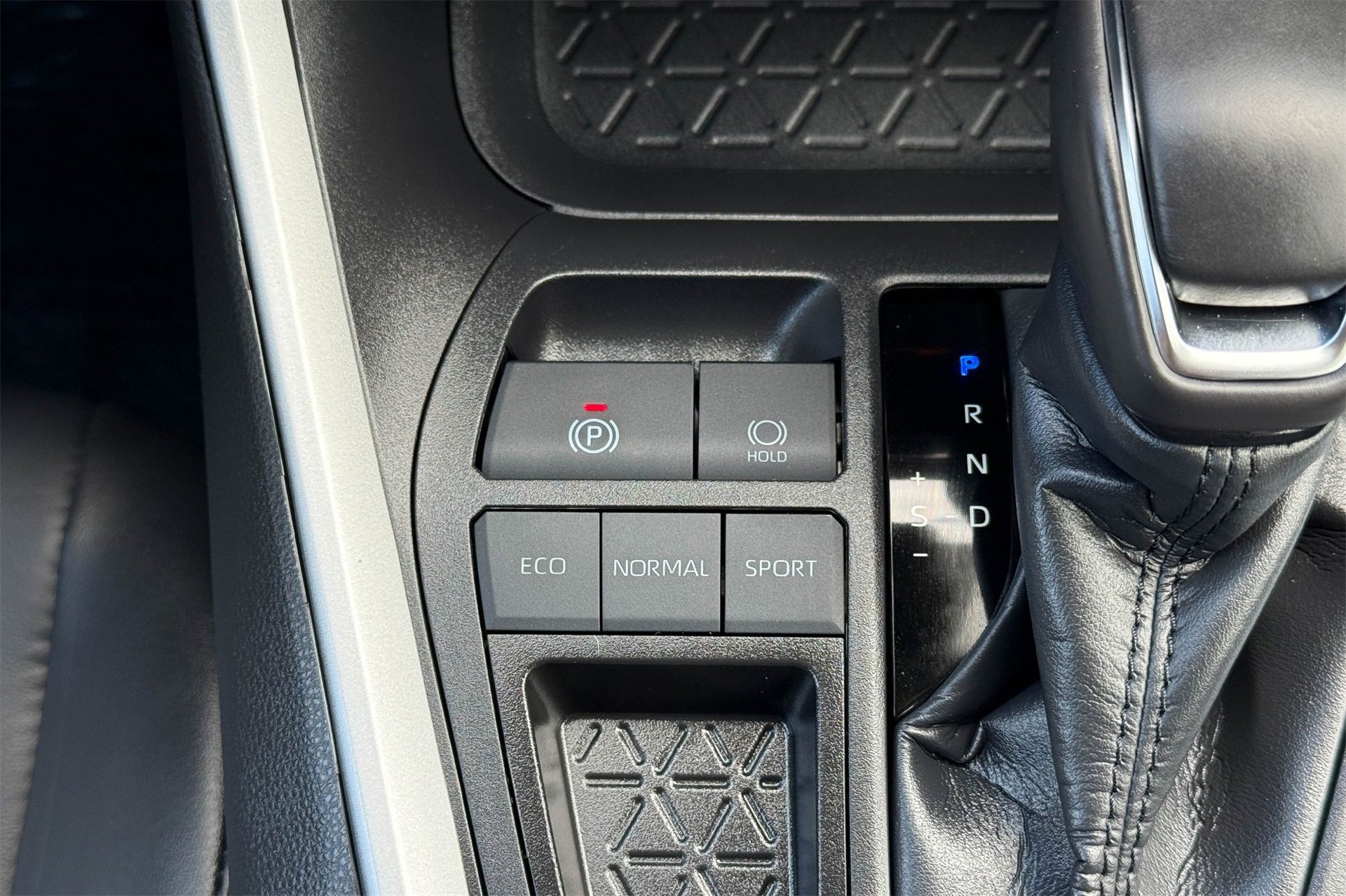 Used 2025 Toyota RAV4 XLE Premium image 25