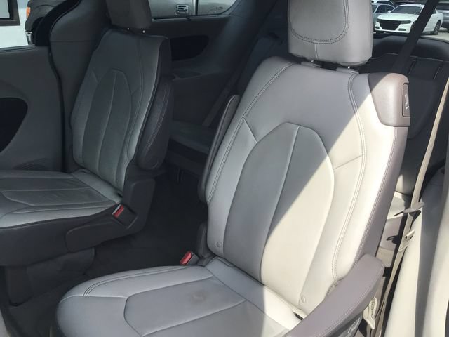 Used 2017 Chrysler Pacifica Touring-L FWD image 41