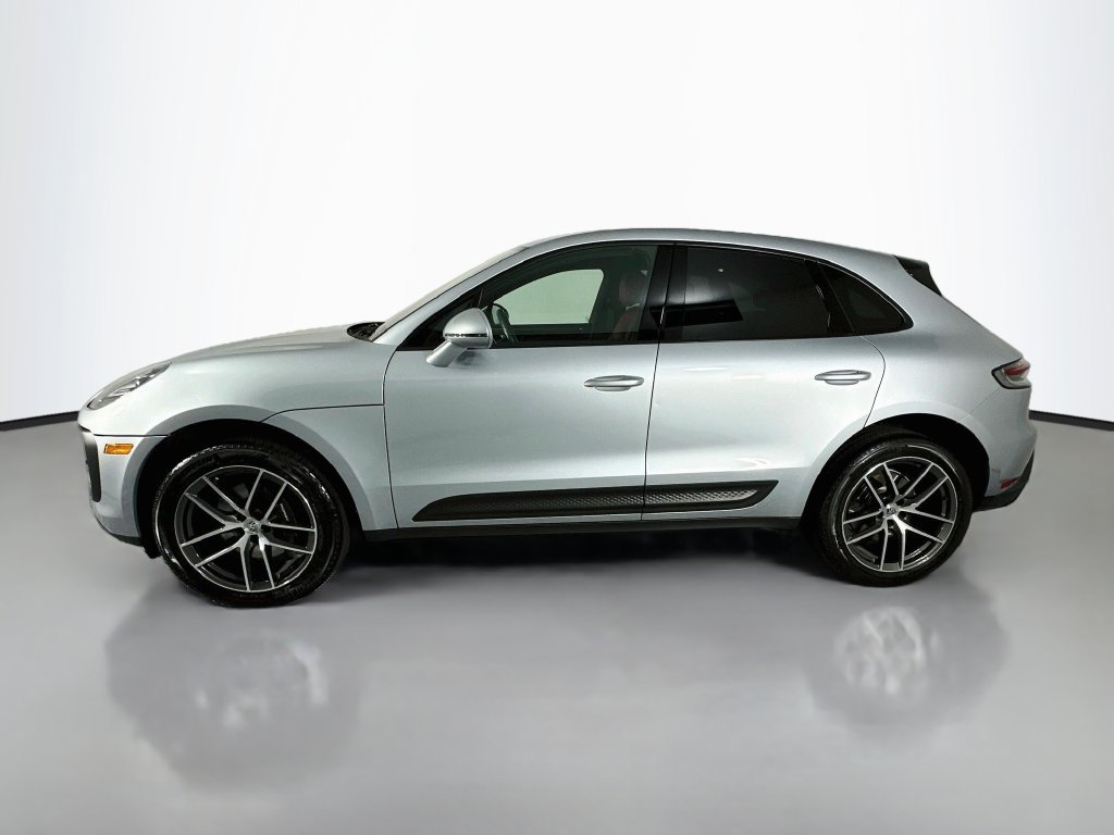 Certified 2024 Porsche Macan AWD/4WD image 2