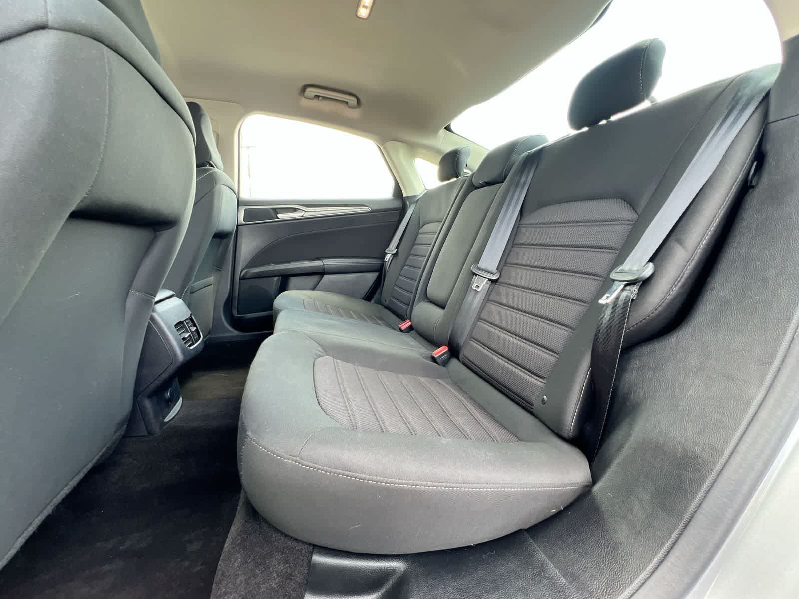 Used 2020 Ford Fusion SE FWD image 19