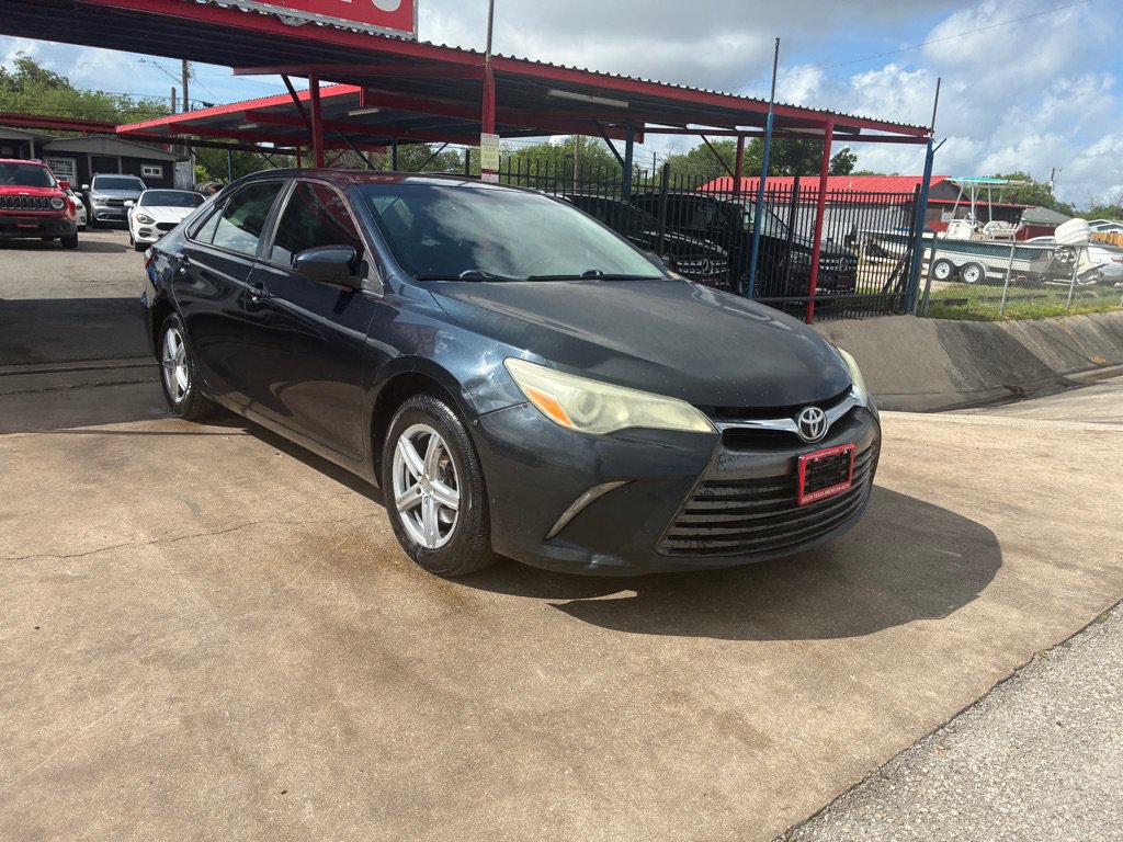 Used 2015 Toyota Camry LE FWD image 1