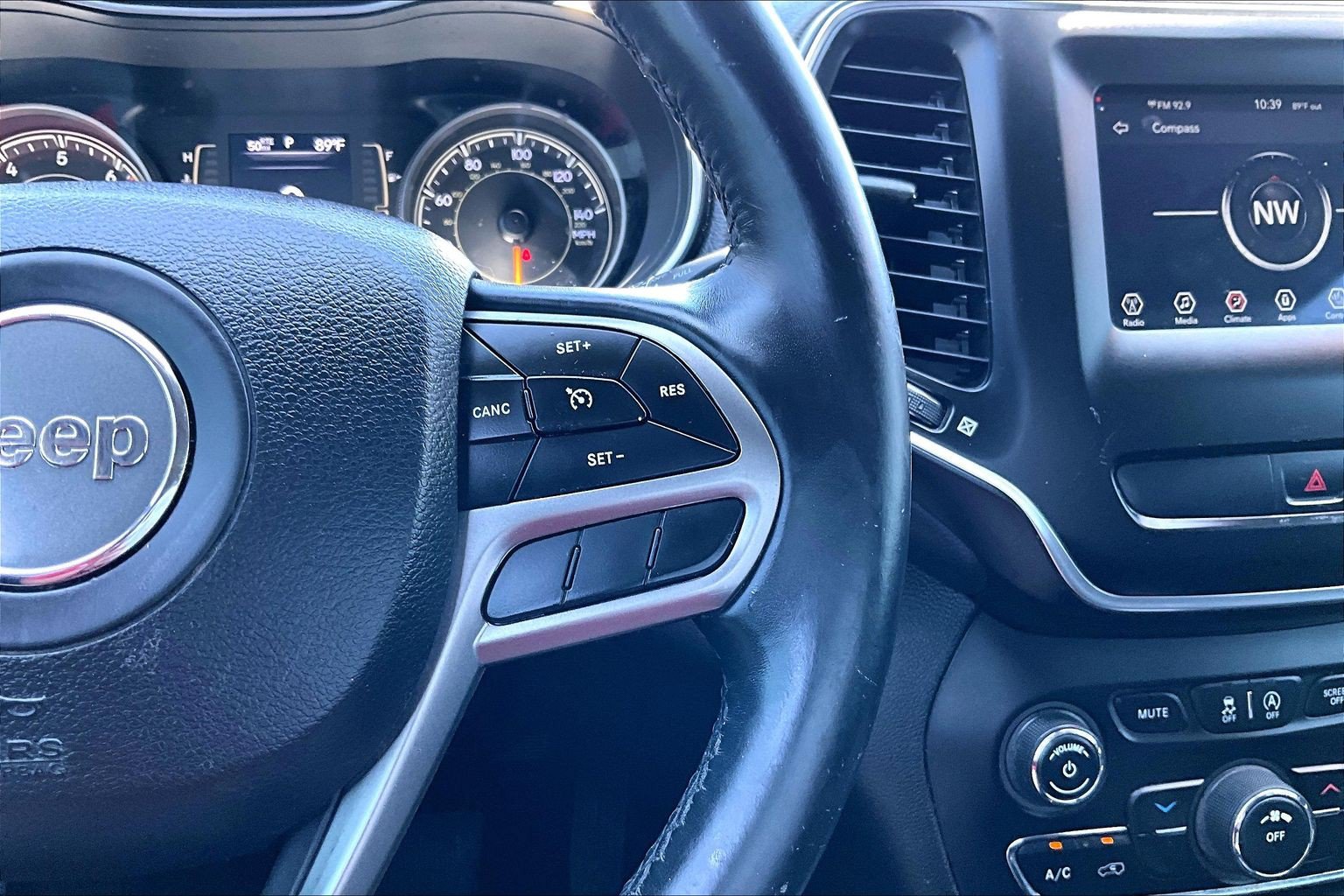 Used 2019 Jeep Cherokee Latitude w/ Cold Weather Group AWD/4WD image 19