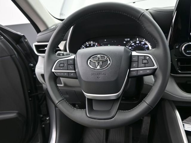 Used 2026 Toyota Highlander XLE image 5