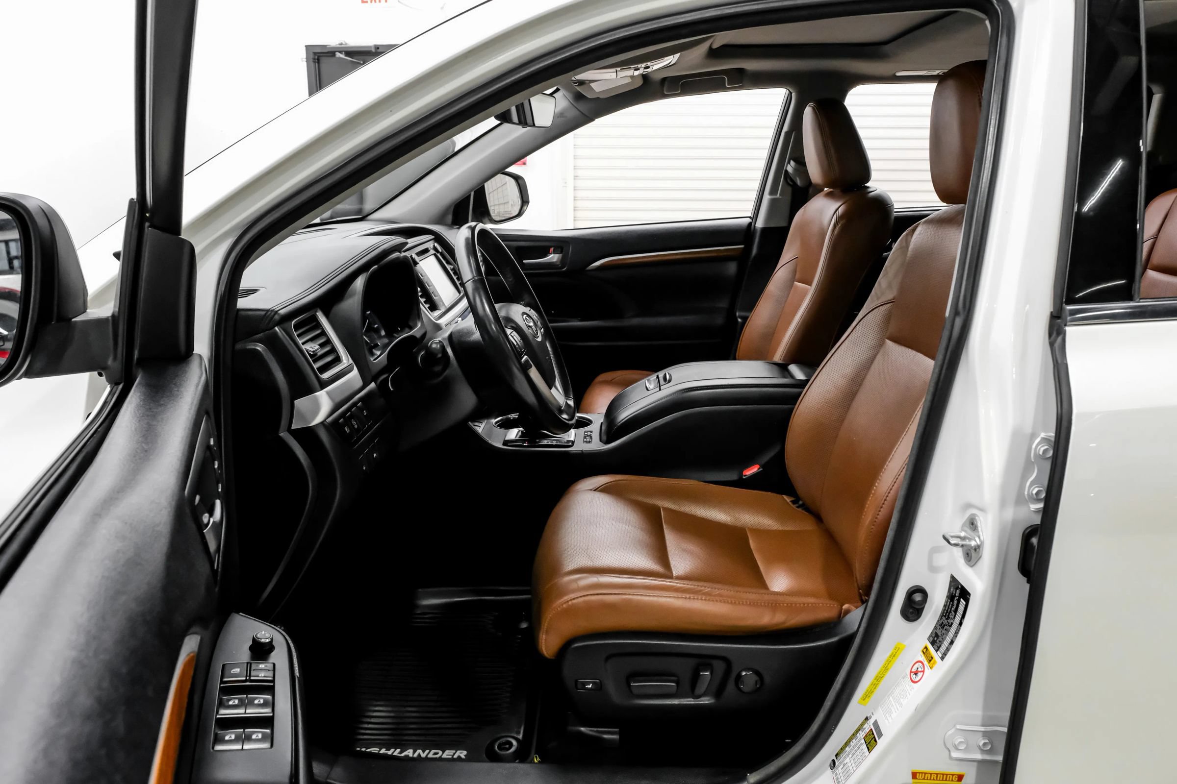 Used 2018 Toyota Highlander Limited FWD image 19