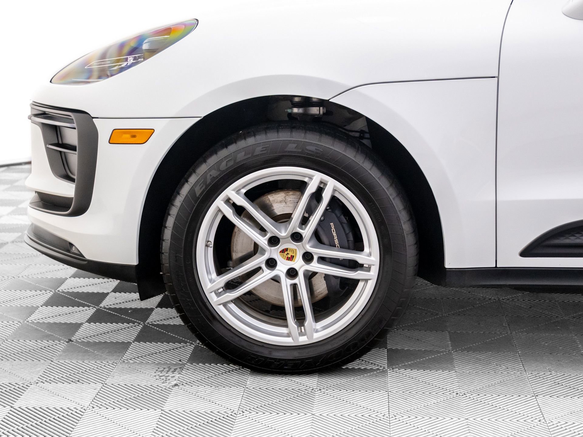 Certified 2025 Porsche Macan image 32