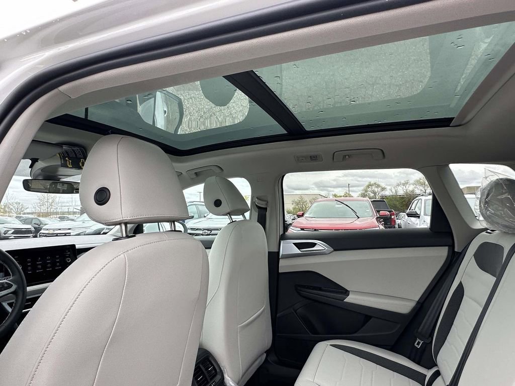 New 2026 Volkswagen Taos SE FWD image 10