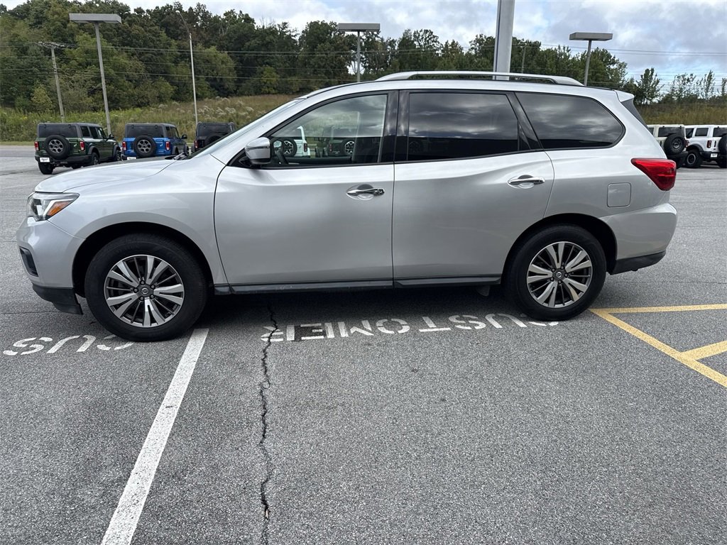 Used 2020 Nissan Pathfinder SV image 3