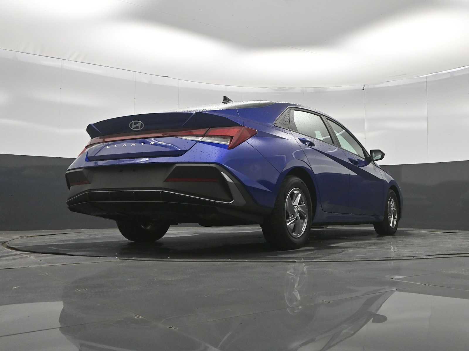 Used 2024 Hyundai Elantra SE FWD image 35