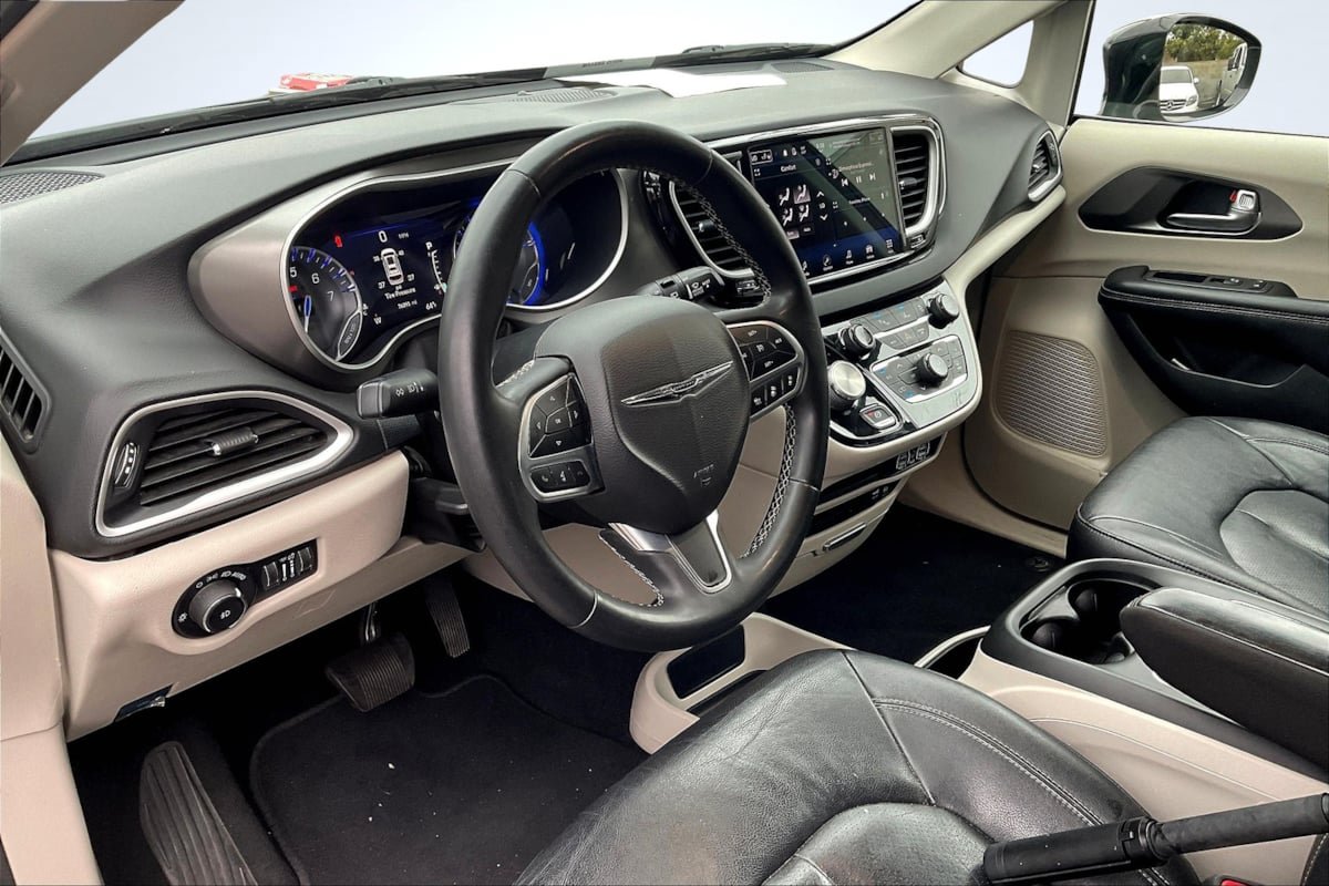 Used 2022 Chrysler Pacifica Touring-L FWD image 14