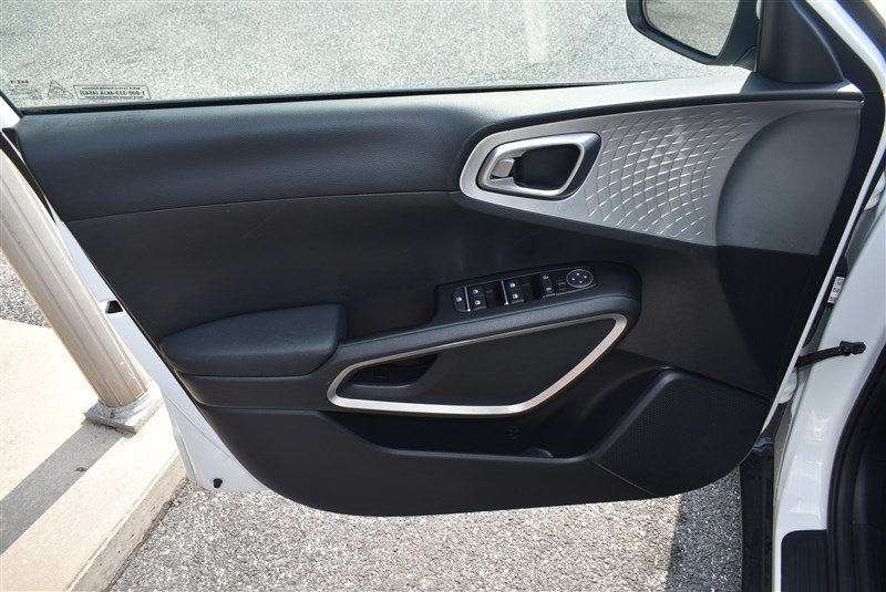 Used 2025 Kia Soul LX w/ LX Technology Package FWD image 10
