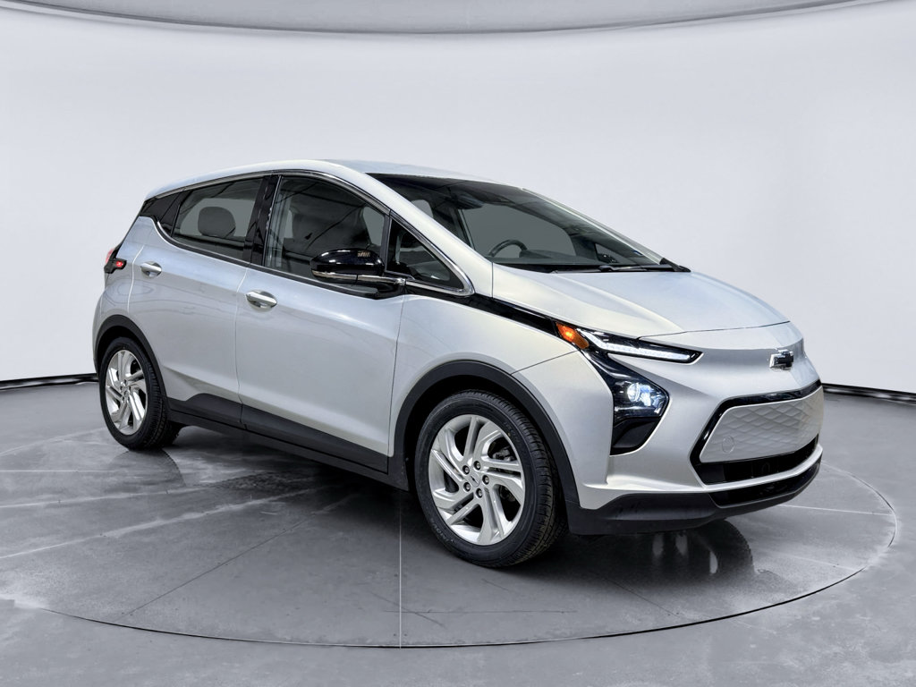 Used 2023 Chevrolet Bolt LT w/ Driver Confidence Package FWD image 4