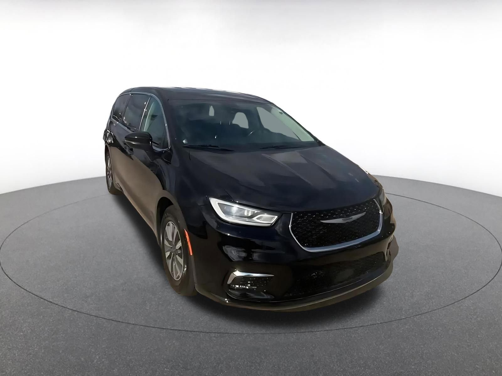 Used 2023 Chrysler Pacifica Touring-L image 3