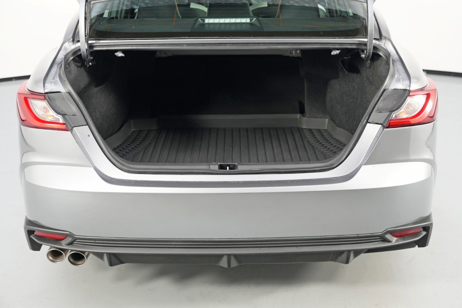 Used 2025 Toyota Camry SE w/ Convenience Package image 9