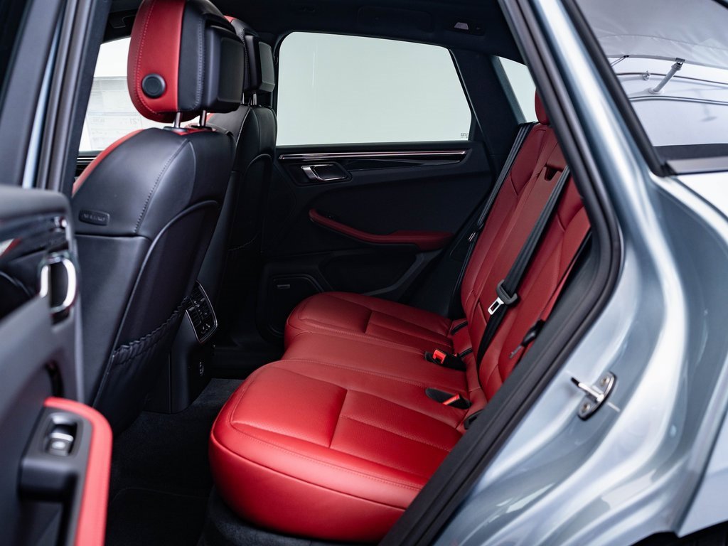 Certified 2025 Porsche Macan image 34