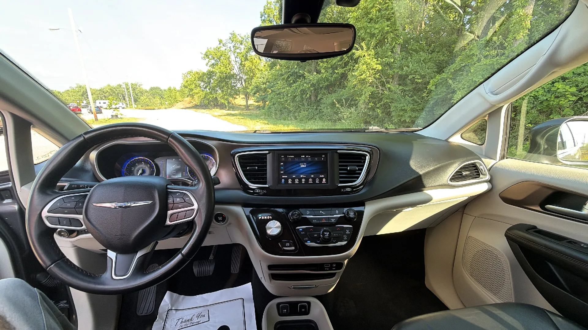 Used 2018 Chrysler Pacifica Touring-L w/ Tire & Wheel Group FWD image 12
