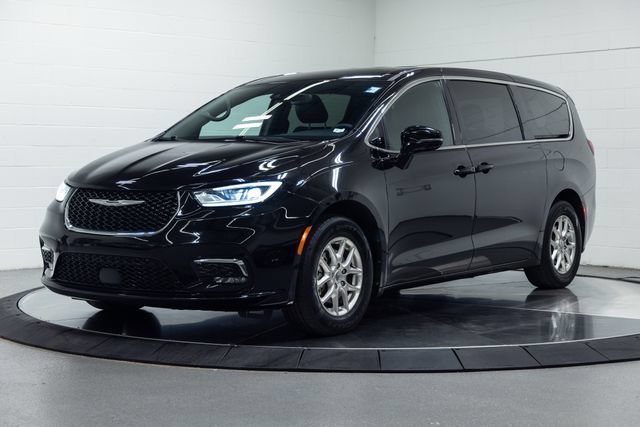 Used 2025 Chrysler Pacifica Select FWD image 6
