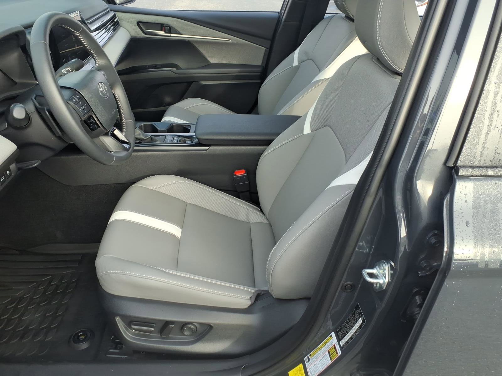 Used 2025 Toyota Camry SE AWD/4WD image 16